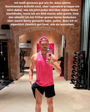 Riccardo Simonetti Instagram - Könnt ihr euch noch an den Kommentar erinnern, den ich mit euch geteilt habe, bei dem mir jemand gesagt hat, ich solle keine kurzen Hosen mehr tragen? Das ganze ist schon eine Weile her, aber irgendwie denke ich da immer noch drüber nach und irgendwie hasse ich mich dafür. Aber irgendwie hat es auch ein paar Gedanken in mir ausgelöst, die ich gerne mit euch teilen wollte🙏🏼