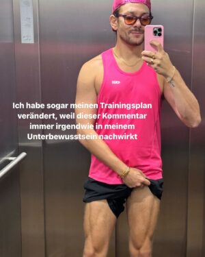 Riccardo Simonetti Instagram - Könnt ihr euch noch an den Kommentar erinnern, den ich mit euch geteilt habe, bei dem mir jemand gesagt hat, ich solle keine kurzen Hosen mehr tragen? Das ganze ist schon eine Weile her, aber irgendwie denke ich da immer noch drüber nach und irgendwie hasse ich mich dafür. Aber irgendwie hat es auch ein paar Gedanken in mir ausgelöst, die ich gerne mit euch teilen wollte🙏🏼