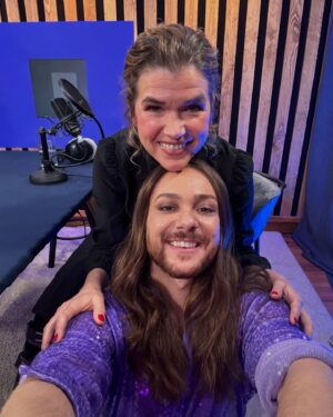 Riccardo Simonetti Instagram - Bye Bye FREE HUGS 👋🏻💞 Diejenigen unter euch, die heute Morgen schon die neueste Folge gehört haben, wissen, dass wir bei der 40. und damit letzten Folge unseres Podcasts angekommen sind ❤️ Anke und ich bedanken uns bei allen Hug-Bällchen für die Unterstützung und Liebe, die ihr für dieses Projekt aufgebracht habt, das uns allen so viel bedeutet hat 🥹 Ohne euch wäre Free Hugs niemals so persönlich und facettenreich geworden! 🫶🏼 Wir hätten selbst nicht gedacht, dass wir mal so offen und persönlich in der Öffentlichkeit hätten sprechen können und das lag vor allem auch daran, dass es sich wirklich wie ein geschützter Raum angefühlt hat. Zumindest für mich 😘 Danke auch an alle Menschen hinter den Kulissen, die uns auf dieser Reise begleitet haben. Wie Anke sagen würde: "Schließt sich eine Tür, öffnet sich woanders ein Fenster". Wer die heutige Folge noch nicht gehört hat, sollte das unbedingt nachholen. Auf ein letztes Mal F R E E - H U G S 🎶