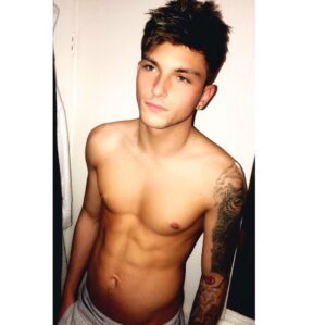 Richard Wisker Instagram - “ I Woke up like this “ 😴 #bedhead