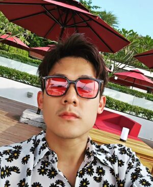 Richie Koh Instagram - 最近爱上了一个对象。又爱又恨。

有时侯很爱他，有时侯觉得很麻烦。有时侯想留着他，照顾她，但他又不感激，一直找麻烦。有时侯想要他走，但他又一直回来。你说，这么办。。

胡子啊胡子，你是想要这么样。嗨。。。
