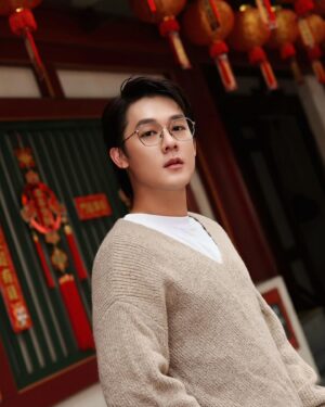Richie Koh Instagram - Styling up myself with @BolonEyeWear @BolonEyewearSG for the year of the Dragon! Wish everyone Heng Heng Huat Huat!

#BolonEyewear #FW23 #BoldLikeYou #BH6015B13