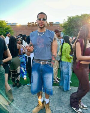 Richie Reseda Instagram - lately i been needing my community in life/death ways. always have. 

colonizers broke our communities into the smallest units possible and made us rely on their systems. to decolonize is to reconnect with and rely eachother. hard, patient, Loving work. 

1. 📸: @rahaela 📍: @everydayppl
2.  hard times = hard community commitment.
3.  @jennmjacksonphd 
4.  @kidsofimmigrants 
5.  @ekaynuh 
6.  @eroticsofliberation @wetakecareofwe 
7.  @dereckapurnell 
8.  @taylormadeyyc 
9. 🌏 what if we live in integrity w the needs of all natural things   hold eachother accountable to do it? cuz we need eachother?
10. 📸 taken after community listening circle #6.  building shared story. jojo’s first night out after 17 years in prison. 2023. #abolitiondreamlab 

love 🟰 reciprocity 🟰 accountability