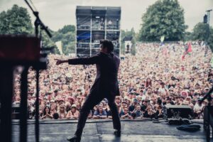 Rick Astley Instagram - @latitudefest! What a weekend🕺🏼🎸

📸 @shootthesound