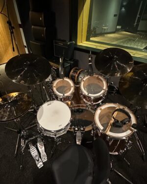 Rick Bonadio Instagram - The finest here at Midas Studios | @solidstatelogic | @zildjiancompany | @dwdrums | @meinlcymbals |@soundperformancelab | @dangerousmusic | @bettermakerproaudio | @uaudio | @pearlbrasil | @genelec_usa | @questedmonitoring |
