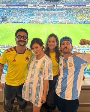 Ricky Montaner Instagram - Qué partidazo y qué nervios!!!🇦🇷🇨🇴 q emoción se sintió en la cancha. Impresionante lo q provoca este deporte hermosooo. Nos criamos siguiendo y amando la selección argentina por nuestro papá y lo hemos mantenido en el tiempo pero somos una familia con muchas nacionalidades. Increíble Colombia, tmb merecía ganar!! Imposible no pensar en lo q hubiese sido si hubiese llegado la Vinotinto. Ayer fue un gran día.🫶🏼🫶🏼