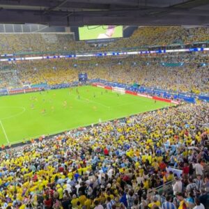 Ricky Montaner Instagram - Qué partidazo y qué nervios!!!🇦🇷🇨🇴 q emoción se sintió en la cancha. Impresionante lo q provoca este deporte hermosooo. Nos criamos siguiendo y amando la selección argentina por nuestro papá y lo hemos mantenido en el tiempo pero somos una familia con muchas nacionalidades. Increíble Colombia, tmb merecía ganar!! Imposible no pensar en lo q hubiese sido si hubiese llegado la Vinotinto. Ayer fue un gran día.🫶🏼🫶🏼