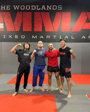 Ricky Turcios Instagram - Got some words of wisdom today from the legend💪😎 thank you Eddie Alvarez !!
@ealvarezfight 
@matthewparkwald 
@alexmoronomma 
@graciebarrathewoodlandstx 
@teamalphamalemma 
#TheUltimateFighter