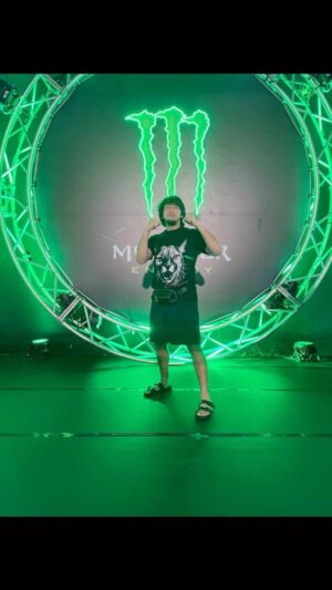 Ricky Turcios Instagram - Thank you @monsterenergy for flying me out to El Salvador for the fights !! 🇸🇻
An awesome time hanging out with my dad & the @300mmatrainingcenter team !! Era un buen tiempo con toda mi gente✊😎❤️‍🔥 #WorldTour