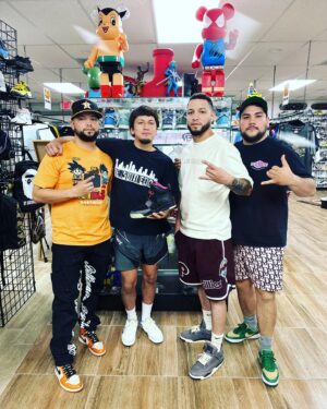 Ricky Turcios Instagram - New podcast out with fellow @graciebarra Black Belt 🥋 and Houston’s own @rickyturcios @ufc 
He talks about the ultimate fighter , what got him into fighting . 
You don’t want to miss this one click the link in bio to our YouTube 🤘🏽🤘🏽