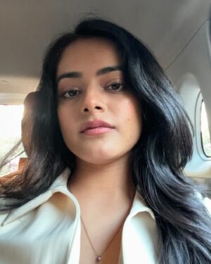 Riddhi Kumar Instagram - Can’t think of a caption 😶‍🌫️ something on the lines of golden hour ✨ mandatory post for engagement 🤓