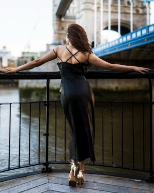 Ridhima Pandit Instagram - Silent musings in a noisy world… 
📸 :- @dlazygirlportraits 
.
.
.

#thamesriver #london #portraitsinlondon