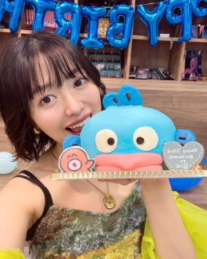 Rie Kitahara Instagram - 💙🩵
ファンの方たちがくださった
ハンギョドンケーキ！！！！

可愛すぎる💖💖💖

この日の夕焼けと同じ色をしていたので
ハンギョドンにも見せました🐠

 #ハンギョドン