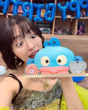 Rie Kitahara Instagram - 💙🩵
ファンの方たちがくださった
ハンギョドンケーキ！！！！

可愛すぎる💖💖💖

この日の夕焼けと同じ色をしていたので
ハンギョドンにも見せました🐠

 #ハンギョドン