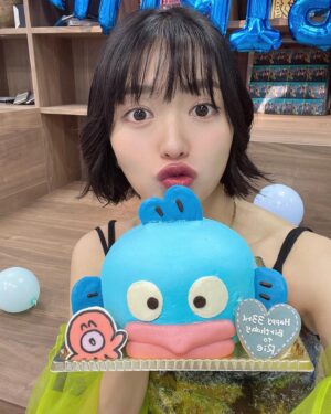 Rie Kitahara Instagram - 💙🩵
ファンの方たちがくださった
ハンギョドンケーキ！！！！

可愛すぎる💖💖💖

この日の夕焼けと同じ色をしていたので
ハンギョドンにも見せました🐠

 #ハンギョドン