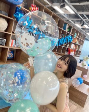Rie Kitahara Instagram - 🐠🫧🦀🐚🩵
生誕イベントのときの写真！
今年はマーメイドがテーマだったので
海っぽい飾り付けをみんなでつくりました🧜
そしてファンの方からいただいたバルーンも
打ち合わせなしで色味が合ってて感動した🩵
阿吽の呼吸やで~😺
本当に毎年ありがとう💖

今年もMCは眞由美が😌
本当にいつもありがとう🫧

これからもみーんなで一緒に❣️
素敵に歳を重ねていこうね~

 #泡にはならないタイプです