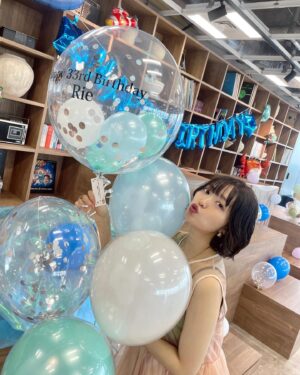 Rie Kitahara Instagram - 🐠🫧🦀🐚🩵
生誕イベントのときの写真！
今年はマーメイドがテーマだったので
海っぽい飾り付けをみんなでつくりました🧜
そしてファンの方からいただいたバルーンも
打ち合わせなしで色味が合ってて感動した🩵
阿吽の呼吸やで~😺
本当に毎年ありがとう💖

今年もMCは眞由美が😌
本当にいつもありがとう🫧

これからもみーんなで一緒に❣️
素敵に歳を重ねていこうね~

 #泡にはならないタイプです