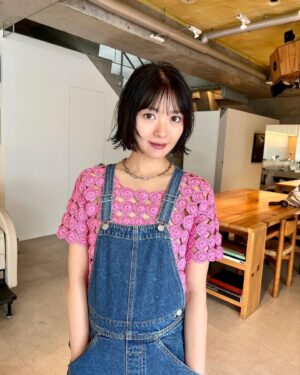 Rie Kitahara Instagram - ✂︎✂︎✂︎
40cm、髪をばっさり切りました！
初のショートヘアです💇🏻‍♀️💋

ずっとやりたかったヘアドネーションができて
とても嬉しいです😌💟
YouTubeもぜひ見てね！
断髪式の様子が見れます🫶🏻

似合ってますか？🩵🪽
