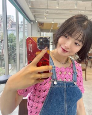 Rie Kitahara Instagram - ✂︎✂︎✂︎
40cm、髪をばっさり切りました！
初のショートヘアです💇🏻‍♀️💋

ずっとやりたかったヘアドネーションができて
とても嬉しいです😌💟
YouTubeもぜひ見てね！
断髪式の様子が見れます🫶🏻

似合ってますか？🩵🪽