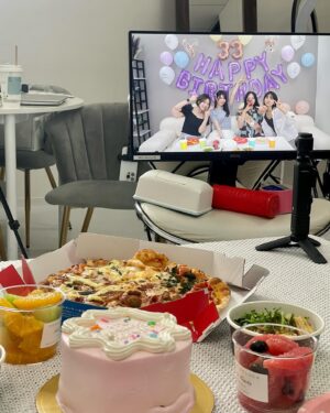 Rie Kitahara Instagram - 33歳になりました🎂✨

今年はたくさんお誕生日会をしてもらいました💟
ここに残させてください😌🎀
幸せな瞬間がたくさんあったよ~

1枚目の写真は…あきちゃのYouTubeで配信されるので
それもお楽しみに☺️

33歳も周りを大切に、
楽しく、穏やかに、幸せに過ごしていきたいです。
今年もよろしくお願いします🫶🏻