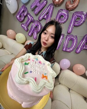 Rie Kitahara Instagram - 33歳になりました🎂✨

今年はたくさんお誕生日会をしてもらいました💟
ここに残させてください😌🎀
幸せな瞬間がたくさんあったよ~

1枚目の写真は…あきちゃのYouTubeで配信されるので
それもお楽しみに☺️

33歳も周りを大切に、
楽しく、穏やかに、幸せに過ごしていきたいです。
今年もよろしくお願いします🫶🏻