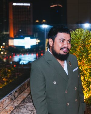 Rigen Rakelna Instagram - Gala Premiere Film Kang Mak from Pee Mak. Puasss banget sama hasilnya. Terima kasih untuk cast dan para crew yang sudah bekerja sama dengan baik membuat film ini. Semoga kita semua bisa mendapatkan hasil terbaik untuk film ini. Jangan lupa ya teman teman nonton Kang Mak From Pee Mak tanggal 15 Agustus 2024 di Bioskop. 

oiya, seneng banget punya jas gala premiere lagi. Terima kasih @biehintailor sudah bikinin jas yang kece banget ini buat gala premiere Kang Mak. 

📸 @satrioha16