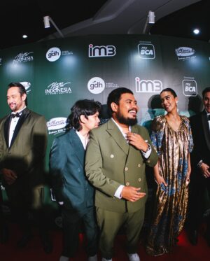 Rigen Rakelna Instagram - Gala Premiere Film Kang Mak from Pee Mak. Puasss banget sama hasilnya. Terima kasih untuk cast dan para crew yang sudah bekerja sama dengan baik membuat film ini. Semoga kita semua bisa mendapatkan hasil terbaik untuk film ini. Jangan lupa ya teman teman nonton Kang Mak From Pee Mak tanggal 15 Agustus 2024 di Bioskop. 

oiya, seneng banget punya jas gala premiere lagi. Terima kasih @biehintailor sudah bikinin jas yang kece banget ini buat gala premiere Kang Mak. 

📸 @satrioha16