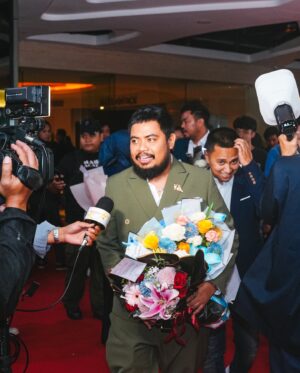 Rigen Rakelna Instagram - Gala Premiere Film Kang Mak from Pee Mak. Puasss banget sama hasilnya. Terima kasih untuk cast dan para crew yang sudah bekerja sama dengan baik membuat film ini. Semoga kita semua bisa mendapatkan hasil terbaik untuk film ini. Jangan lupa ya teman teman nonton Kang Mak From Pee Mak tanggal 15 Agustus 2024 di Bioskop. 

oiya, seneng banget punya jas gala premiere lagi. Terima kasih @biehintailor sudah bikinin jas yang kece banget ini buat gala premiere Kang Mak. 

📸 @satrioha16