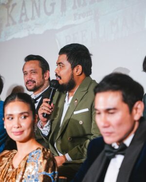 Rigen Rakelna Instagram - Gala Premiere Film Kang Mak from Pee Mak. Puasss banget sama hasilnya. Terima kasih untuk cast dan para crew yang sudah bekerja sama dengan baik membuat film ini. Semoga kita semua bisa mendapatkan hasil terbaik untuk film ini. Jangan lupa ya teman teman nonton Kang Mak From Pee Mak tanggal 15 Agustus 2024 di Bioskop. 

oiya, seneng banget punya jas gala premiere lagi. Terima kasih @biehintailor sudah bikinin jas yang kece banget ini buat gala premiere Kang Mak. 

📸 @satrioha16