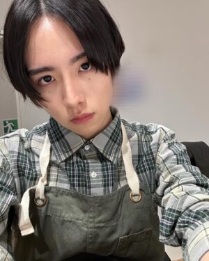 Rihito Itagaki Instagram - 映画「ブルーピリオド」本日公開です

好きなことを追い求めるというのは決して楽なことではなく、それ故の苦しみがあるということ、そしてその先には大きな世界が待っているということを改めて感じた作品でした。
スタッフキャストという垣根を超えて1人1人が職人として、それぞれの矜持をもってつくりあげたこの作品、沢山の方に届いてくれればと思います。

夢を追う人も、傍で支える人も、まだ何者でもない人も、きっと色々なものを感じていただけるはずです。

ぜひ劇場にて。

#世田介もよろしく