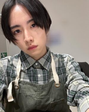 Rihito Itagaki Instagram - 映画「ブルーピリオド」本日公開です

好きなことを追い求めるというのは決して楽なことではなく、それ故の苦しみがあるということ、そしてその先には大きな世界が待っているということを改めて感じた作品でした。
スタッフキャストという垣根を超えて1人1人が職人として、それぞれの矜持をもってつくりあげたこの作品、沢山の方に届いてくれればと思います。

夢を追う人も、傍で支える人も、まだ何者でもない人も、きっと色々なものを感じていただけるはずです。

ぜひ劇場にて。

#世田介もよろしく