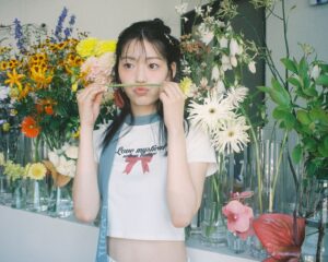 Riho Nakamura Instagram - @mini_tkj 8月号発売中🌻

📸  @atsukokitaura 
👗　@mika_ito_ 
💄　@yukie_tsujimura