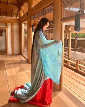 Rika Izumi Instagram - 大河ドラマ「 光る君へ 」和泉式部役で出演させていただきます。
大河ドラマへの出演は憧れであり目標でもあったので、
お話を聞いたときのドキドキは忘れられません。
多彩な魅力を持つ彼女を表現できるように精一杯勤めたいと思います。

#光る君へ
#和泉式部