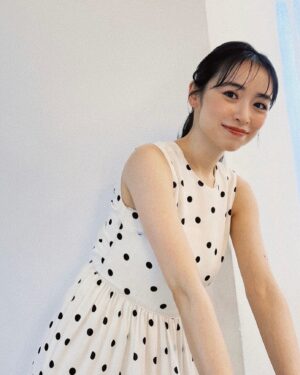 Rika Izumi Instagram - オフショット🤍🖤

今月号の巻頭では大人っぽいフェミニンな服を着せていただきました