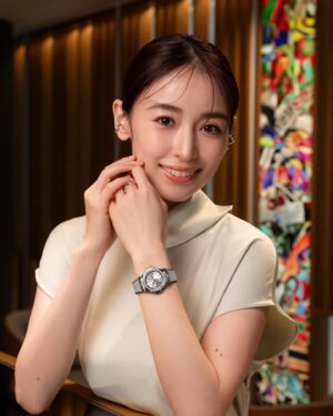 Rika Izumi Instagram - ウブロのサマーキャンペーン「HUBLOT LOVES SUMMER 2024」へ。
今回着用した時計は、日本限定モデル「ビッグ・バン ワンクリック モノクローム スチール ダイヤモンド」
スチールとダイヤモンドの輝きが美しく、品のあるデザインがとても素敵でした💫
土日祝日はキャンペーンに参加でオリジナルモクテルも提供されるそうです。
8/12まで開催しています🍋

@hublot @hublot_japan #PR #Hublot #ウブロ #HublotLovesSummer
