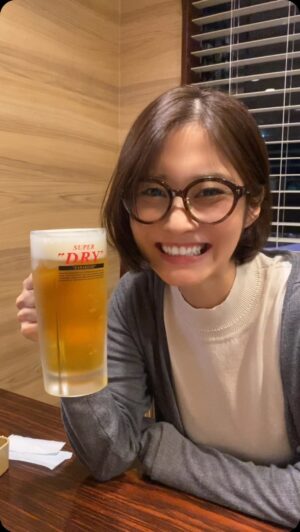Rin Takahashi Instagram - 家族でお出かけの帰りにガストでビール🍺✨
いっぱい飲んだ😋楽しかった😋

#酔ったら長いしめんどくさいからもう帰ろうぜ
#と家族に言われました😂
#わたしはHappyです🫶
#ネコ型配膳ロボ
#チーズハンバーグ太郎さん
#途中から見当たらなくて
#店員さんに聞いたら
#みんな電池切れたらしいです🥹
#みんな電池切れ