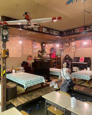 Rin Takahashi Instagram - 母の出身地新潟市秋葉区（旧新津市）の駄菓子屋さんに家族で行ってきました🚗🫶
駄菓子や昭和基地一丁目C57さん🍭
お菓子たくさん買ってあげパン持ち帰りしてメダルゲームしたりとても楽しかったです💓
母の小さい頃住んでたお家の跡も見に行ったよ👀

家族でお墓参りしてゆっくりお出かけできて大満足です☺️

撮影C3PO（兄）