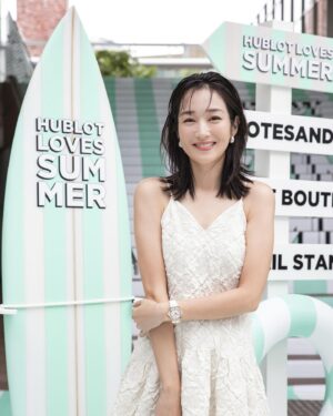 Rin Takanashi Instagram - 「HUBLOT」の夏のキャンペーン「HUBLOT LOVES SUMMER 2024」にお邪魔してきました☺︎
ウブロ表参道ブティックにて期間限定で、8月12日(月)まで開催されています。
ブティックでは、実際に時計を触って見られるのが嬉しかったです🤩
私も女性らしい「ビッグ・バン ワンクリック キングゴールド ホワイト ダイヤモンド」を着用させてもらいました。
ホワイトのラバーベルトが素敵でした💓
ミントグリーンにラッピングされている会場も、夏らしくてとても可愛いので、みなさんも遊びに行ってみてくださいね☺︎

#pr #Hublot #ウブロ #HublotLovesSummer