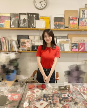 Rina Aizawa Instagram - 皆さんと会ってお話することができて心がほかほかです☺️💭♡
写真展2日間ありがとうございましたっ✨

#月刊逢沢りな
#アートイワタ
#写真展