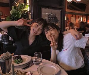 Rina Kawaei Instagram - ゾンビだらけの街になってもみんなを守ってくれそうな人ランキングNO.1の人
この人がいる場所にいれば大丈夫だよ〜！
って感じの絶対的安心感をくれる萌音🫶🏻🌼
さ、今日も頑張るぞ。