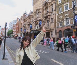 Rina Kawaei Instagram - ロンドン公演初日、無事に終わりました！
自分の人生の中でも凄く大きな経験をさせてもらっています。
毎公演大切に、最後まで頑張ります☺︎
終わって外歩いてたら綺麗な虹🌈
これ絶対私のことお祝いしてくれたよね？
そうだよね？絶対そう！笑
今夜は気持ちよく眠れそうです🫶🏻

#千と千尋の神隠し
#spiritedaway