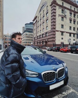 Rinal Mukhametov Instagram - Синим решил разнообразить цветовую гамму серых будней..🟦 @bmwgroupru