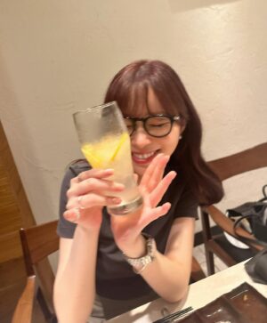Rino Sashihara Instagram - 🍉
体調崩してしまってご迷惑おかけする日々でした😭
今はもうとっても元気です！

みなさんも夏なので水分たくさんとって！気をつけてください🍉

写真は元気な頃の私です。全てのお肉はタレで食べる派です。

Tシャツ @zara 
パンツ @therow 
カラコン @topards_official ガーネット