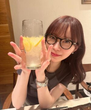 Rino Sashihara Instagram - 🍉
体調崩してしまってご迷惑おかけする日々でした😭
今はもうとっても元気です！

みなさんも夏なので水分たくさんとって！気をつけてください🍉

写真は元気な頃の私です。全てのお肉はタレで食べる派です。

Tシャツ @zara 
パンツ @therow 
カラコン @topards_official ガーネット