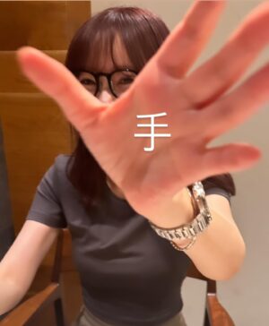 Rino Sashihara Instagram - 🍉
体調崩してしまってご迷惑おかけする日々でした😭
今はもうとっても元気です！

みなさんも夏なので水分たくさんとって！気をつけてください🍉

写真は元気な頃の私です。全てのお肉はタレで食べる派です。

Tシャツ @zara 
パンツ @therow 
カラコン @topards_official ガーネット