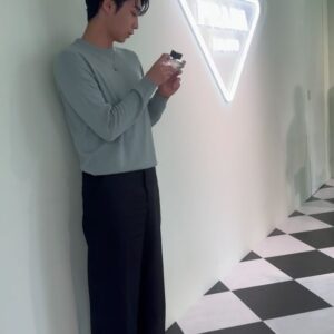 Rintaro Hachimura Instagram - @pradabeauty 
Prada Beauty Tokyoにお邪魔して、一足先にアイコンフレグランス 「パラドックス オーデパルファム」からの新作「パラドックス ヴァーチャル フラワー オーデパルファム」を体験させていただきました。元々「パラドックス」はとても好きな香りで、今回は花をモチーフにした新作ということでとても楽しみにしていたのですが、プラダならではの花へのアプローチが素敵で、香りも爽やかでありながらもゴージャスな自分になれる、いつでも自分を高めてくれる作品でした。ピンクのジュースも可愛らしく、象徴的なボトルデザインも相変わらず素敵でした。いつでも自分を最高にしてくれるフレグランスをみなさんも是非試してみてください。
#pradabeauty #プラダビューティ #プラダパラドックス #PR
