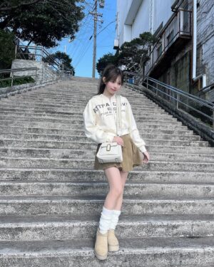 Rio Omori Instagram - ・
・
温泉入る前と後、どっちも写真撮ったから髪型変わってる🤭
どっちが好き？🤍🤍
・
・
#大森莉緒 #おーりお #おりおんず #おーりおこーで #私服 #ポニーテール #ストレートヘア #ムートンブーツ #ugg #温泉旅行 #instagood #instapic #good #trip #패션 #코디 #오늘의코디 #오늘의패션 #전신샷 #코디스타그램 #옷 #좋아요