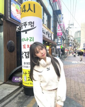 Rio Omori Instagram - ・
・
1日目は弘大に行ったよ🫶🏻
初日からお洋服爆買いした🫣🛍
・
#大森莉緒 #おーりお #おーりおこーで #おりおの旅 #puma #セットアップ #ヘッドフォン #韓国 #韓国旅行 #渡韓 #弘大 #ホワイトコーデ #instagood #good #travel #korea #koreastyle #패션 #코디 #오늘의코디 #오늘의패션 #전신샷 #코디스타그램 #옷 #좋아요 #여행 #서울 #홍대