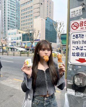 Rio Omori Instagram - ・
・
広蔵市場に行ったら
必ず食べたかったクァベギ🍩

1つ1000ウォン(100円)なのお安すぎて
2つも食べちゃった🐒
揚げたてサクモチで美味しかった...🤤💗
・
・
#大森莉緒 #おーりお #おりおんず #おりおの食 #おりおの旅 #韓国 #韓国旅行 #渡韓 #広蔵市場 #食べ歩き #クァベギ #ドーナツ #オフショル #デニム #instagood #good #food #travel #korea #y2k #먹스타그램 #음식 #맛있다그램 #인스타푸두 #옷 #좋아요 #여행 #서울 #광장시장 #찹쌀꽈배기
