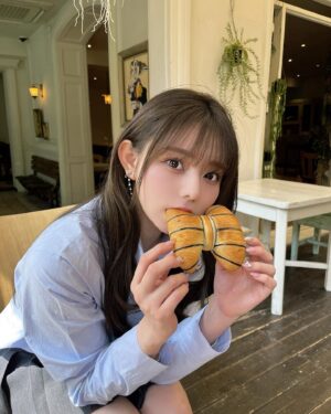 Rio Omori Instagram - ・
・
狎鴎亭にあるパン屋さん☕️‎🤍
お店の外観も店内も可愛すぎたよ...🎀

リボンクロワッサン🥐
中にチョコクリームが入ってて美味しすぎた🤤
・
・
#大森莉緒 #おーりお #おりおの食 #おりおの旅 #韓国 #韓国旅行 #渡韓 #ソウル #韓国カフェ #狎鴎亭 #ロデオ #リボンパン #instagood #good #travel #korea #cafe #mooni #먹스타그램 #음식 #맛있다그램 #인스타푸두 #옷 #좋아요 #여행 #서울 #홍대 #빠니드엠무니